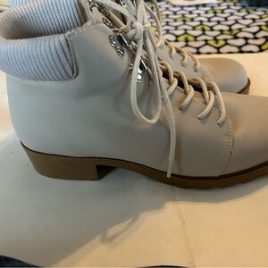 Trotters Beige Lace-Up Sneakers 10Narrow
VGUC